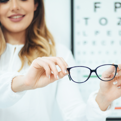 Recomenda-se uma revisão anual da visão, e uma especial atenção aos seguintes sintomas: